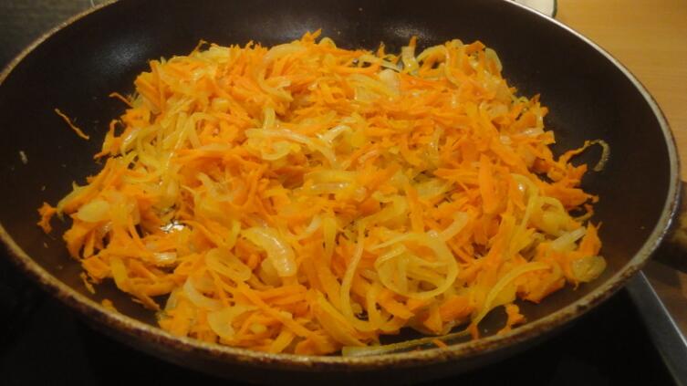 В сковороде - одна луковица и одна морковь