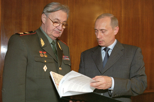 В. И. Варенников и В. В. Путин. 2002 г.