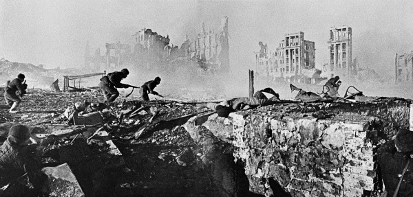 Советские солдаты штурмуют дом в Сталинграде, февраль 1943 г.