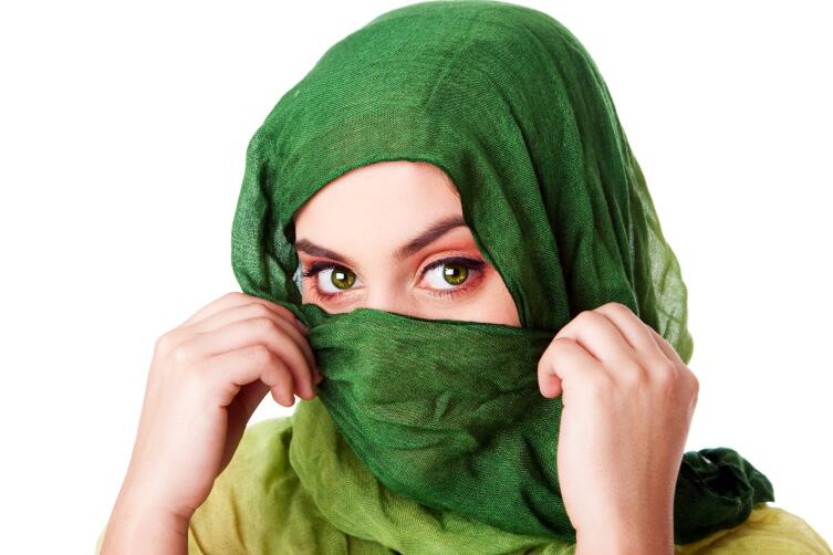 Если зелёная ткань сделает лицо ярким, а кожу — матовой, значит, тип — холодный или смешанный летне-зимний