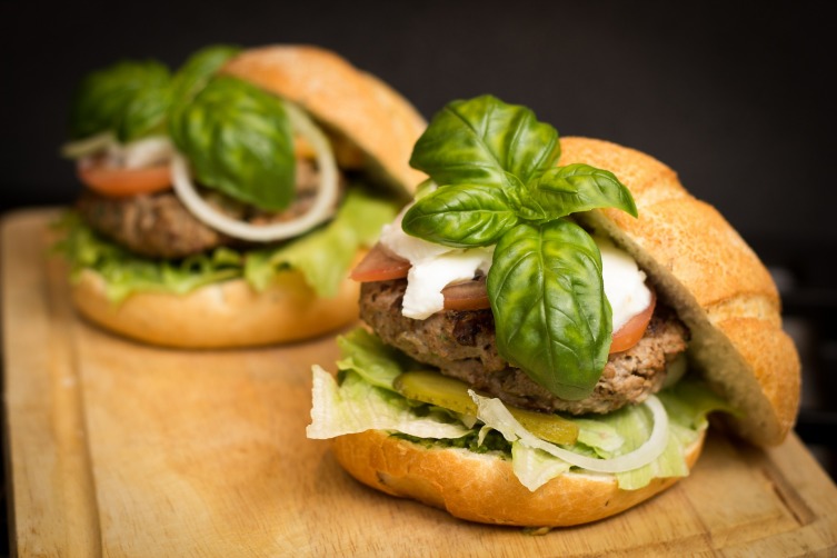 Сэндвич из фастфуда — еда вкусная, но очень калорийная и вредная