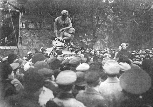 Есенин читает стихи на открытии памятника А. В. Кольцову, 3 ноября 1918 г.