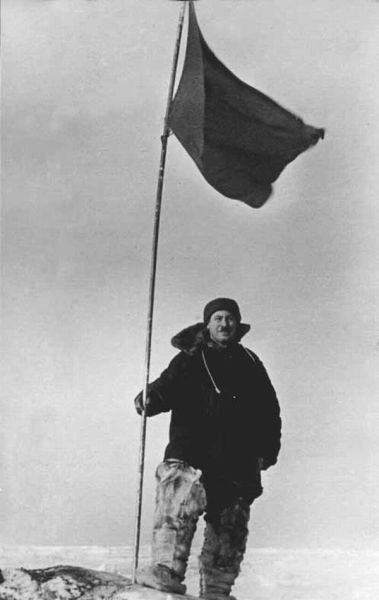 Советский полярник Иван Папанин в унтах на дрейфующей станции «Северный полюс-1»