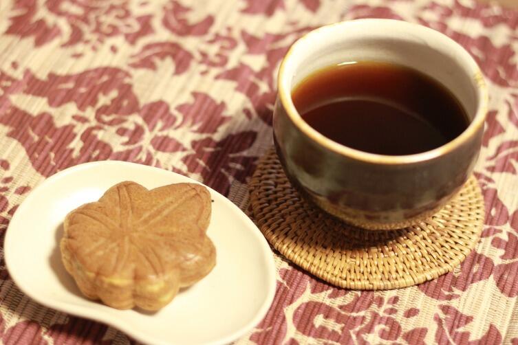 Горячий чай с печеньками особенно хорош осенью