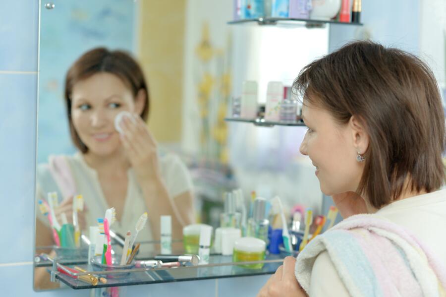 Как верно наносить макияж?