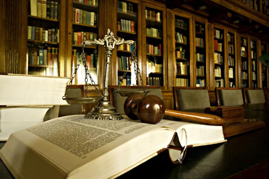 Адвокат или юрист: к кому направиться за поддержкой?