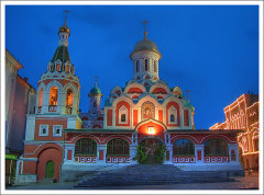 4 ноября, в день почитания Казанской иконы Божией Матери, в Казанском соборе Москвы проходит праздничное богослужение.
