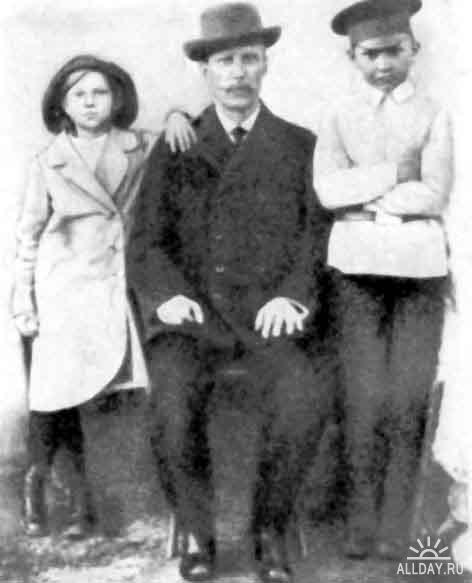 Иван Шульженко с дочерью Клавой и сыном Колей. Фото с сайта Allday.ru 