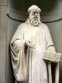 Статуя Гвидо Аретинского во Флоренции неподалеку от галереи Уффици