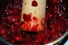 Клюквенный соус готовим вручную, при помощи пестика (Фото: Анна Мартынова) Клюквенный соус готовим вручную, при помощи пестика (Фото: Анна Мартынова)