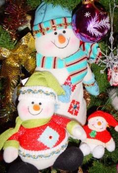 Мило улыбающиеся игрушечные снеговички всегда пользовались особенной популярностью у детей