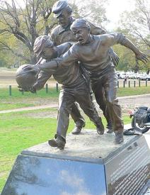 Статуя, изображающая момент первого матча по австралийскому футболу 7 августа 1858 года