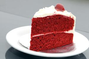 Как испечь к 8 Марта красный бархатный торт?