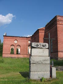 Гранитные блоки бывшего памятника. Памятный крест