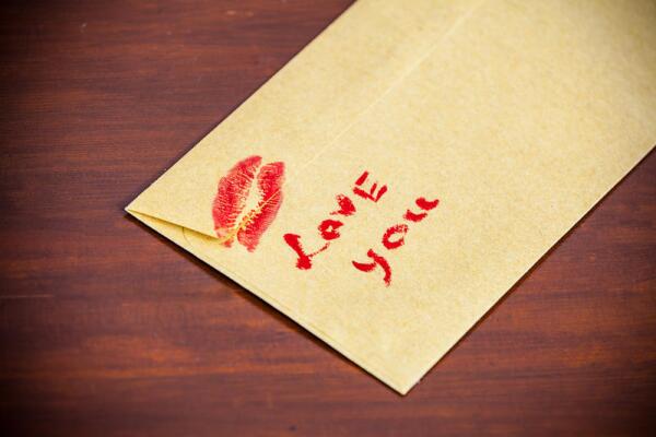Любовное письмо лучше писать от руки и скреплять поцелуем