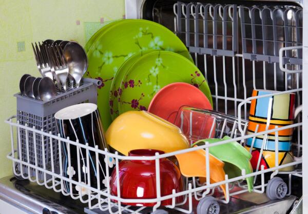 В полномерную посудомойку обычно входит 12-14 комплектов посуды, в узкую - на 3-4 комплекта меньше