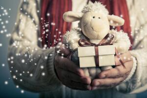 С Новым годом, или Как синяя Овца в гости к деревянной Козе ходила?