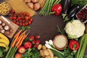 Какие полезные продукты не так уж и полезны? От салатов до пшеницы