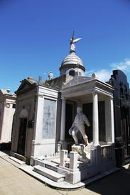 Памятник Роверано, владельцу знаменитой кондитерской 
