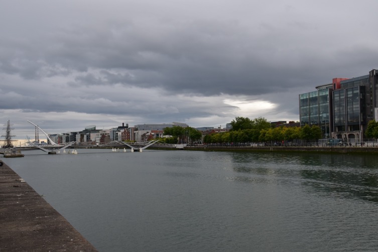Мост через реку Лиффи в Дублине, Ирландия