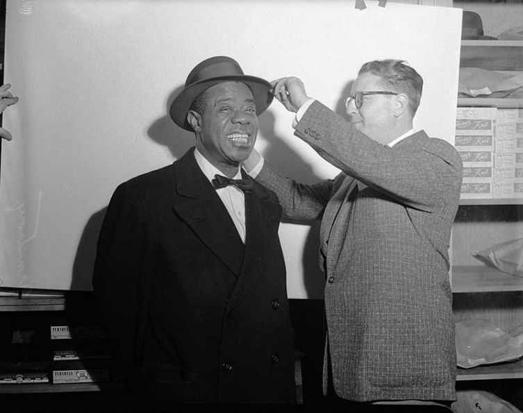 Армстронг примеряет шляпу, 1955 год