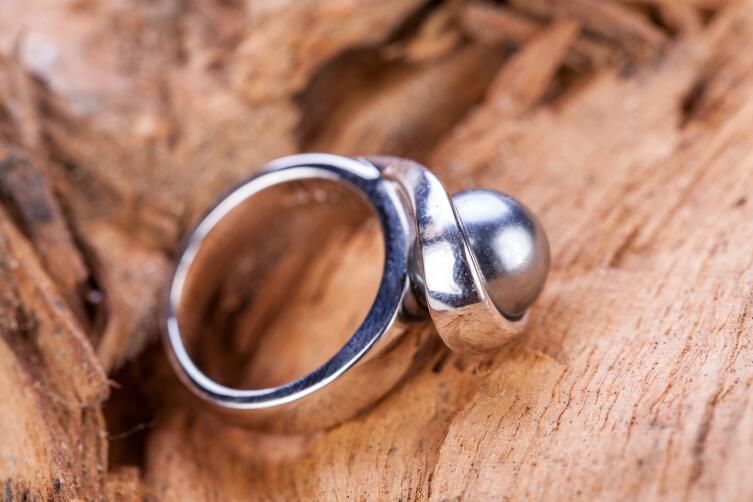 Серебряное кольцо на безымянном пальце снимает переизбыток напряжения в канале кровообращения, снижает давление