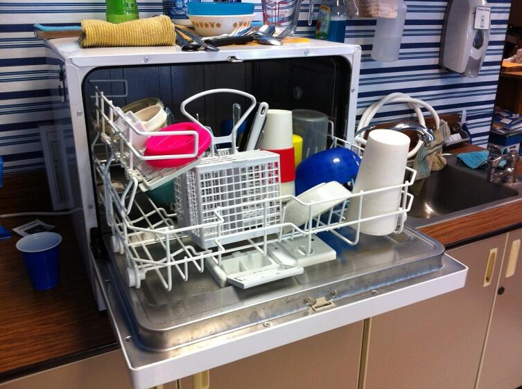 Если у вас небольшая семья, вам может подойти настольная посудомоечная машина