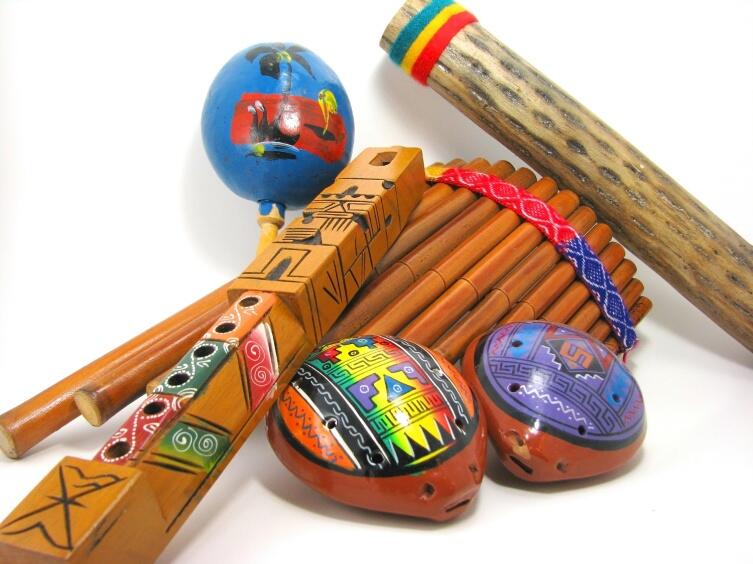 Музыкальные инструменты декорированные в этно стиле