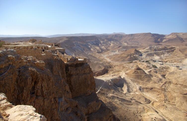 Вид на крепость Масада и пустыню, Израиль