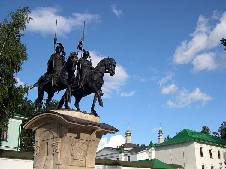 Памятник Борису и Глебу у стен Борисоглебского монастыря в Дмитрове, 2006 год, скульптор — А. Ю. Рукавишников