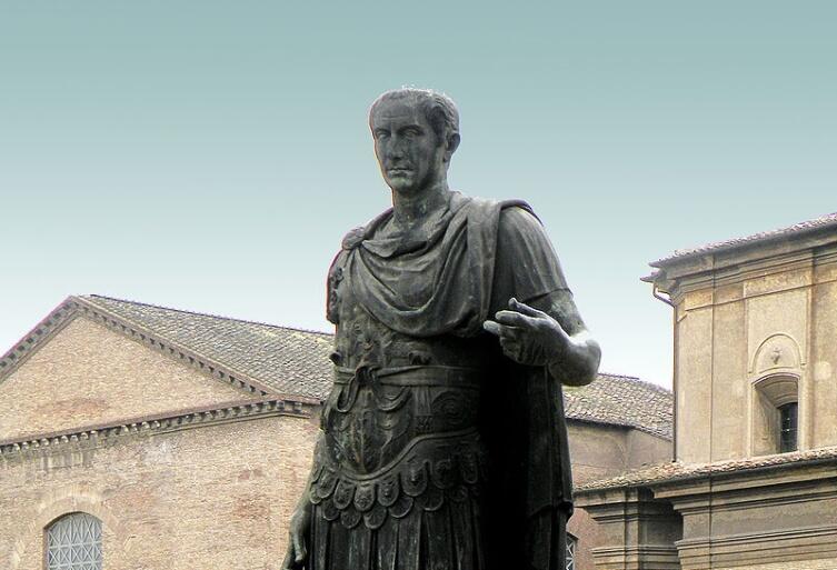 Памятник Юлию Цезарю на Виа деи Фори Империали в Риме, копия с оригинала, хранящегося в Ватиканских музеях