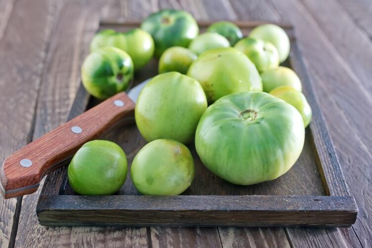 Следует подержать зеленые томаты в кипящем соляном растворе в течение 1−2 минут