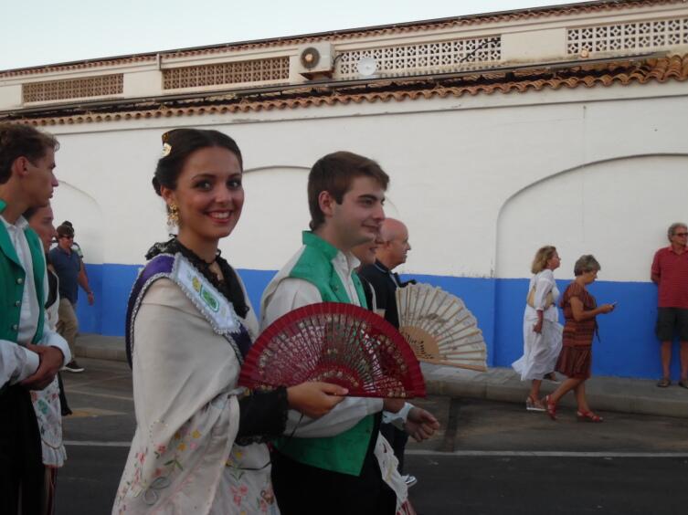 Испанская молодежь в валенсийских костюмах
