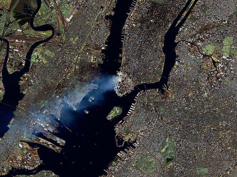 11 сентября 2001г, снимок из космоса: Дым над Манхэттеном