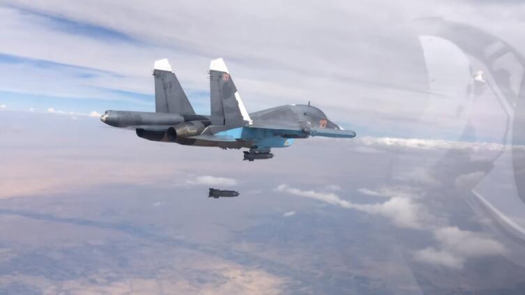 Военная операция России в Сирии, самолет СУ-34 бомбит террористов