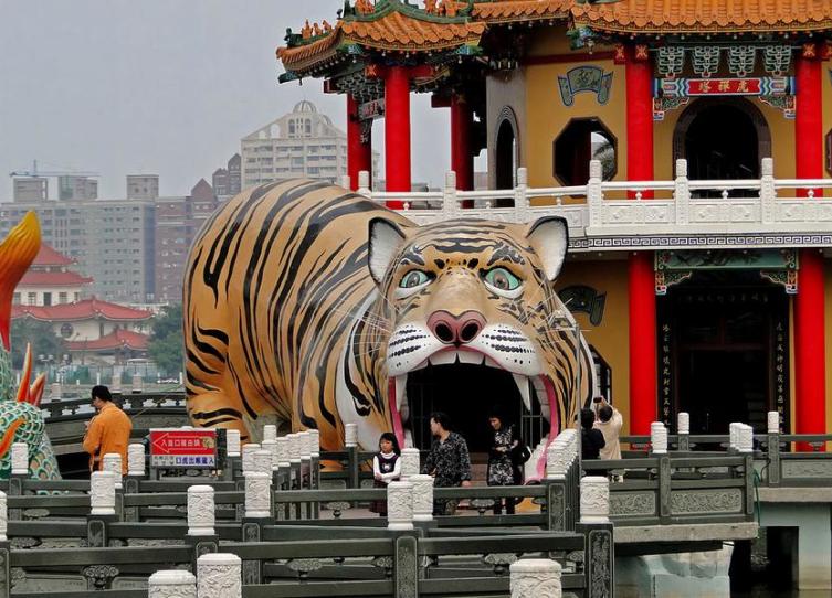 Скульптура у Пагоды Тигра и Дракона на Тайване