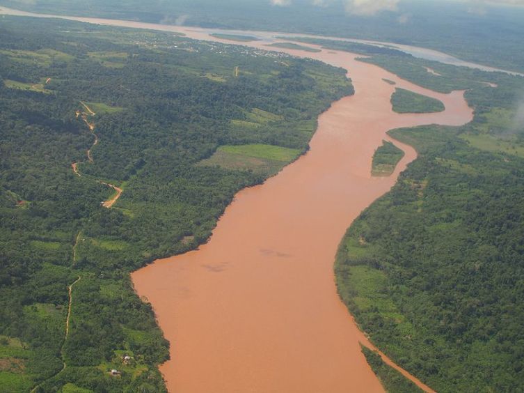 Слияние рек Тамбо (на переднем плане) и Урубамба (вверху справа) — исток Укаяли