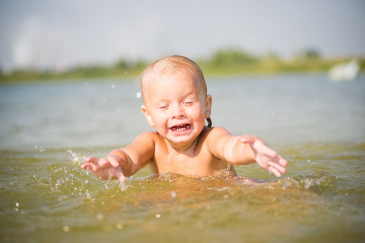 Начало упражнения - ребенок стоит по грудь в воде