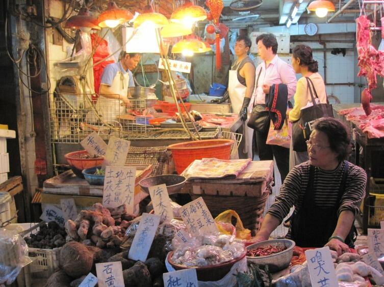 На китайском рынке можно самостоятельно выбрать живую змею и повар приготовит ее прямо у вас на виду
