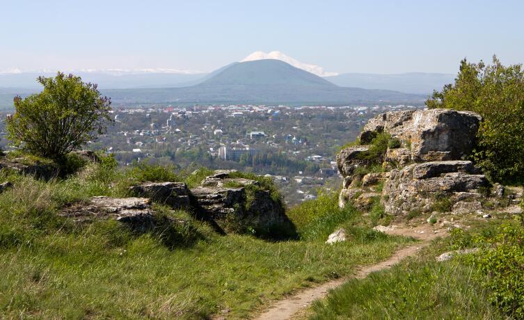 Вид на город Пятигорск, в хорошую погоду виден Эльбрус