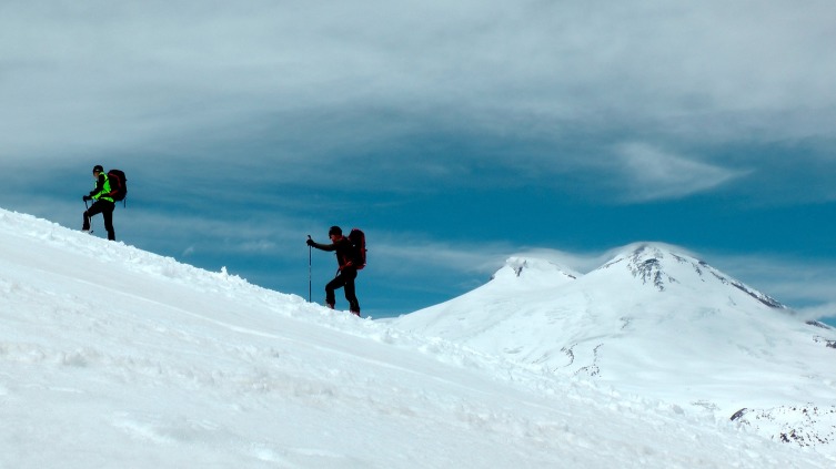 Современные альпинисты на фоне Эльбруса