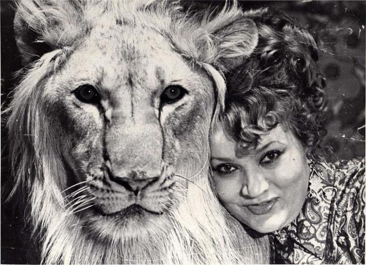 Нина Берберова со львом Кингом I