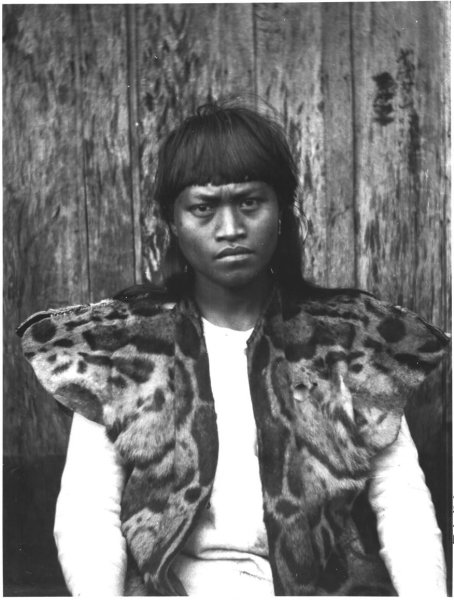 Абориген Тайваня в куртке из шкуры дымчатого леопарда