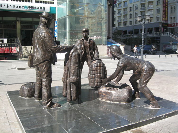 Памятник «челнокам» в находящемся на границе с Россией китайском городе Маньчжурия