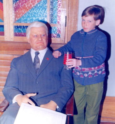Символ десятилетия восковой Б. Ельцин с сыном Денисом