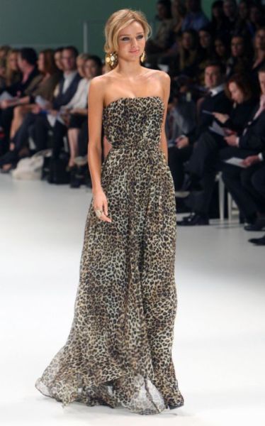 С чем носить платье леопардовой расцветки?
