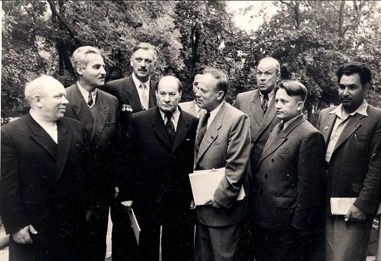 К. Симонов (2-й слева) на III съезде писателей БССР. 1954 год