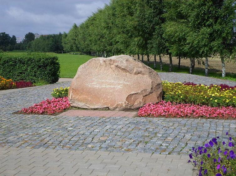 Мемориальный камень, посвящённый памяти К. Симонова, установленный на Буйничском поле