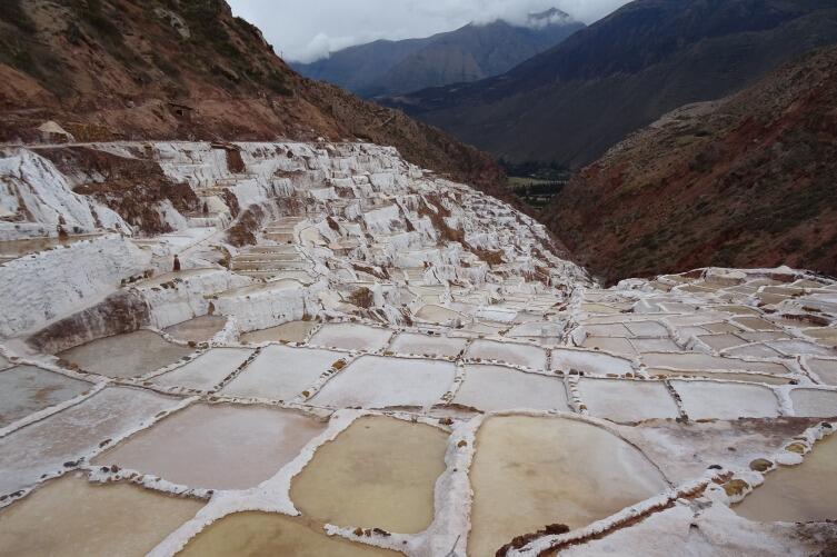 Соляные террасы Салинас-де-Марас, Перу. Технология добычи не меняется сотни лет