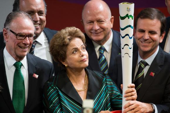 Президент Бразилии Дилма Русеф с факелом олимпийского огня
